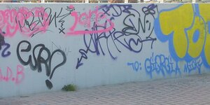scritte sui muri graffiti, deturpamento e imbrattamento di cose altrui