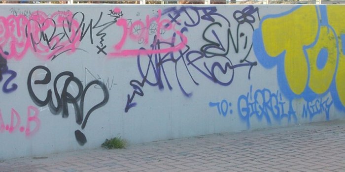 scritte sui muri graffiti, deturpamento e imbrattamento di cose altrui