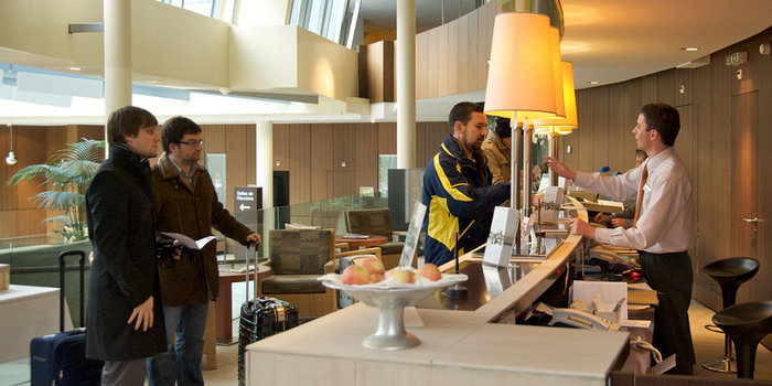 minorenni in hotel, minorenni in hotel con un maggiorenne,