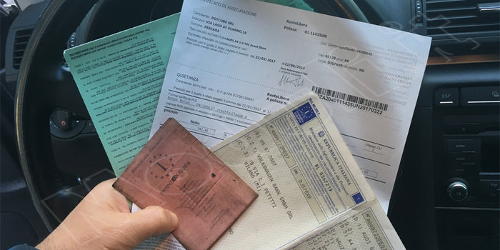 documenti da tenere in auto, cose obbligatorie da avere in macchina 