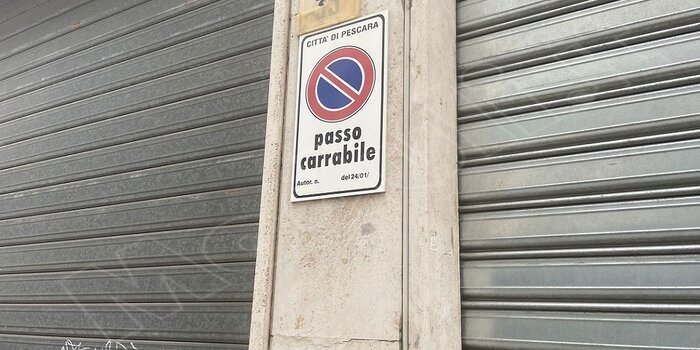 cartello passo carrabile, segnale passo carrabile