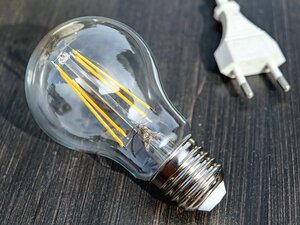 Free-Photos su Pixnio|https://pixnio.com/it/oggetti/dispositivi-elettronici/luci-elettriche/elettricita-lampadina-tavola-legno-energia-tecnologia