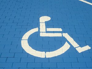 contestare una multa per mancata esposizione contrassegno invalidi, ricorso multa parcheggio disabili